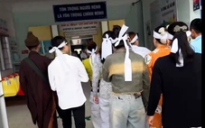 Người nhà mang di ảnh đến bệnh viện ‘trục vong’