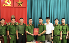 Khen thưởng công an vụ bắt người đàn ông 5 ngày gây ra 7 vụ cướp điện thoại của phụ nữ