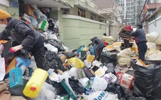 Sốc: Một nhà 3 người tích trữ hơn 80 tấn rác, dọn ba ngày mới xong