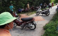 Trên đường đi vườn về thì bị đâm chết, chiếc rìu còn trên ngực