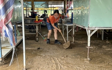 Ngôi chợ tại Đà Nẵng tê liệt sau trận lụt bất ngờ giữa mùa hè