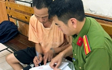Tạm giữ ông bố xích hai chân con trai treo ngược rồi đánh