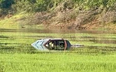 Hai vợ chồng tử vong thương tâm khi xe bán tải ngập nước ở hồ Bến Châu