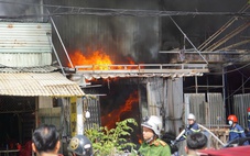 Kho vải bông bốc cháy dữ dội tại Đà Nẵng