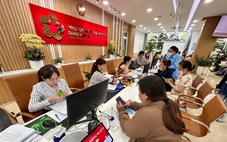 Dân đến đông đảo, cán bộ phường Bình Tiên, Bình Phú, Bình Tây… túc trực hỗ trợ làm thủ tục nhanh
