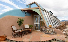 Tham quan ngôi nhà Earthship xanh tự cung tự cấp kỳ lạ ở New Mexico