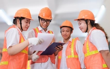 Người trẻ 'quay xe' về học logistics dù đã đi làm công ty gần 10 năm