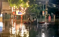 Thái Nguyên ngập sâu, dân bơi thuyền ra phố đón người về nhà
