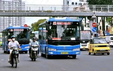 Ngày đầu hoạt động 37 tuyến xe buýt mới: Người dân thích thú, tài xế niềm nở