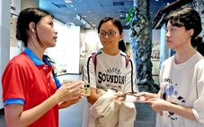 Chiến sĩ tình nguyện lập đội 'Tự hào sử Việt', thuyết minh ở bảo tàng