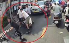 Đưa 3 người đậu hai ô tô giữa đường rồi ẩu đả về công an làm việc