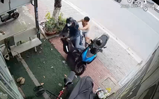 Vô tiệm vờ mua vàng, nam thanh niên cướp giật lắc tay bỏ chạy