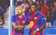 Pha sút ra ngoài khó tin của Rashford trước khung thành trống