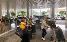 Nhiều khách phàn nàn tìm được xe ở nhà ga T3 Tân Sơn Nhất như 'vượt chướng ngại vật'