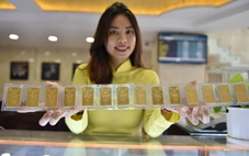 Giá vàng bất ngờ lao dốc sau khi chạm đỉnh lịch sử