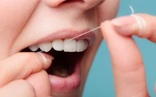 Độc lạ 'tiêm' vắc xin bằng tăm chỉ nha khoa