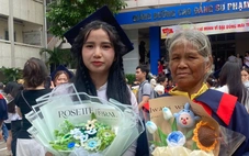 Nữ sinh sư phạm bỗng nổi tiếng vì clip mặc áo tốt nghiệp cho mẹ