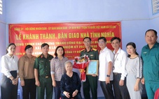 Bàn giao nhà tình nghĩa cho gia đình mẹ Việt Nam anh hùng Nguyễn Thị Lắng