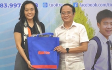 Nữ họa sĩ Phan Phú Yên trao 100 triệu đồng cho chương trình Tiếp sức đến trường của báo Tuổi Trẻ