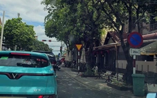 Biển báo cấm dừng cắm ngay đèn giao thông, đèn đỏ dân vừa dừng vừa sợ bị phạt