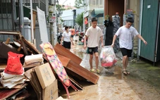 Người dân gần suối Cam Ly Đà Lạt vừa dọn nhà vừa lo ngập