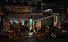 Ô tô lao vào hai nhà dân, hai người bị thương nặng