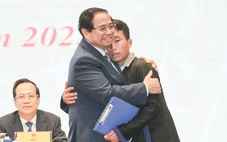 Thủ tướng Phạm Minh Chính động viên trưởng bản Mùa A Thi cứu 90 người thoát khỏi lũ quét, sạt lở