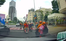 Lập biên bản 10 người mặc áo cam chạy Vespa vượt đèn đỏ ở trung tâm TP.HCM