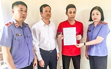 Người nuôi gà lôi bị phạt 6 năm tù đã được tại ngoại, đang trên đường về nhà