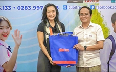 Nữ họa sĩ Phan Phú Yên trao 100 triệu đồng cho chương trình Tiếp sức đến trường của báo Tuổi Trẻ