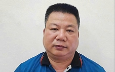 Khởi tố tài xế ô tô xin nhập làn không được, chạy lên xe khách rút chìa khóa bỏ đi