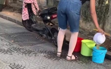 Hàng bún dạo vỉa hè rửa tô qua loa?