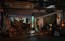 Ô tô lao vào hai nhà dân, hai người bị thương nặng