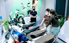Nhộn nhịp tìm mua xe máy điện ở TP.HCM