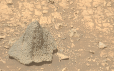 Xe tự hành NASA phát hiện 'mũ bảo hiểm' kỳ lạ trên sao Hỏa