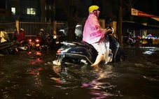Nhiều tuyến đường TP.HCM ngập sâu, dự báo mưa còn kéo dài những ngày tới