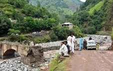 Lũ quét ở Pakistan khiến gần 200 người chết; Trực thăng rơi khi cứu trợ
