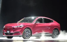 Xe điện Ford Mustang Mach-E ra mắt Việt Nam: Giá 2,599 tỉ, sạc đầy chạy 550km