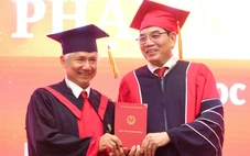 Cụ ông nhận bằng tốt nghiệp bác sĩ loại giỏi ở tuổi 75