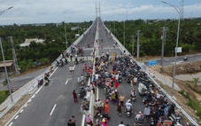 Dân miền Tây 'phá rào' lên check-in ở cầu Rạch Miễu 2 trước giờ thông xe