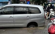 Xe 7 chỗ 'đứng bánh' giữa đường ở Hà Nội vì sụp hố