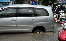 Xe 7 chỗ 'đứng bánh' giữa đường ở Hà Nội vì sụp hố