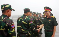 Đón đoàn cán bộ, chiến sĩ Quân đội Lào sang tham gia diễu binh, diễu hành