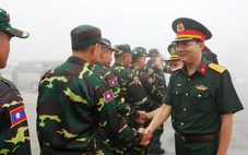Đón đoàn cán bộ, chiến sĩ Quân đội Lào sang tham gia diễu binh, diễu hành