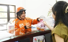 Tiếp sức đến trường lần thứ 3 cho sinh viên có cha mẹ đều khiếm thị