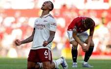 Arsenal lại thắng Man United nhờ 'bóng chết'