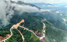 Khánh Lê - Cung đèo hiểm mù sương - Kỳ 3: Đu dây, leo núi, đối mặt rắn độc để mở đèo