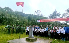 Bộ đội biên phòng Đà Nẵng làm lễ đỡ đầu học sinh nghèo người Lào trên cột mốc biên giới