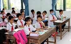 Đâu chỉ đồng phục học sinh, cả cặp, bìa bọc sách, tập vở cũng 'độc quyền' hình cổng trường