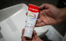 Một loại kem đánh răng Colgate bị đình chỉ lưu hành do nguy cơ sức khỏe